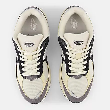 New Balance Composite Toe New Balance 2002R Magnet with timberwolf and sandstone